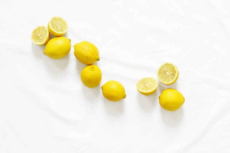 Mladá s vitamínem C