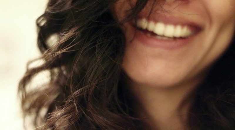 Jak zatočit se žlutými zuby, které kazí náš vzhled?