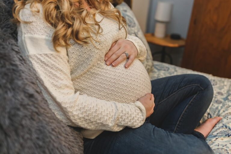 Těhotenství a spánek: jak zmírnit bolesti zad a časté buzení