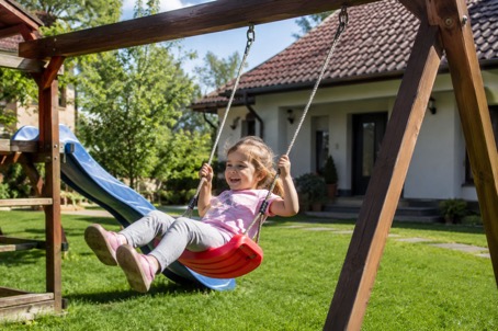Výměna dílů na dětském hřišti: Kdy je čas vyměnit lana a řetězy?