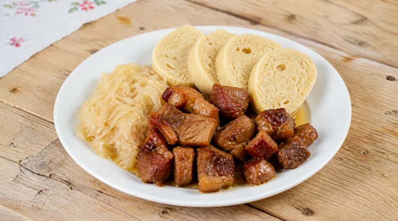 Vepřové výpečky se zelím a houskovým knedlíkem