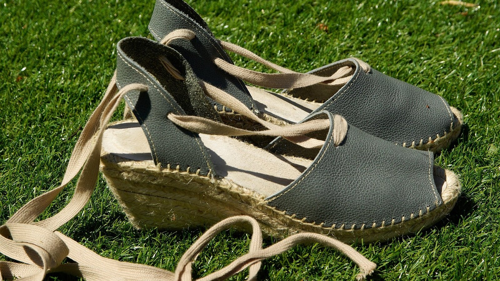 Zelené espadrilky s jutovou podrážkou na trávě